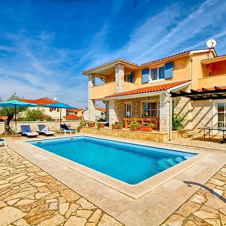 Charming Oliva With 4 Bedrooms Near The Wonderful Village Of