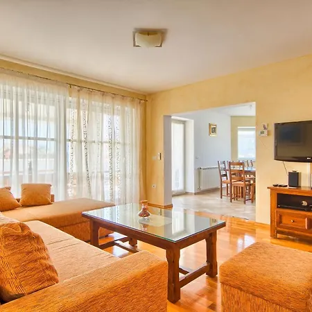 Charming Oliva With 4 Bedrooms Near The Wonderful Village Of Fažana