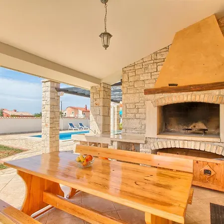 Villa Charming Oliva With 4 Bedrooms Near The Wonderful Village Of Fažana