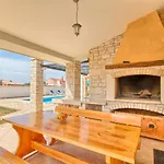 Villa Charming Oliva With 4 Bedrooms Near The Wonderful Village Of Fažana
