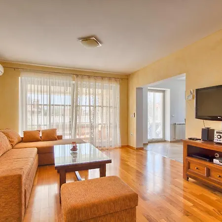 Villa Charming Oliva With 4 Bedrooms Near The Wonderful Village Of Fažana