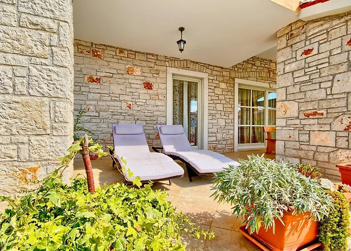 Charming Oliva With 4 Bedrooms Near The Wonderful Village Of Vila